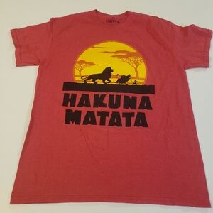 Red Disney the Lion King Hakuna Matata graphic tee shirt size M